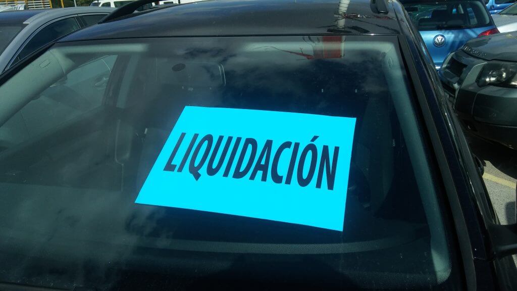 IMAGEN DE VINILO ELECTROESTATICO EXPUESTO EN CRISTAL DE UN COCHE