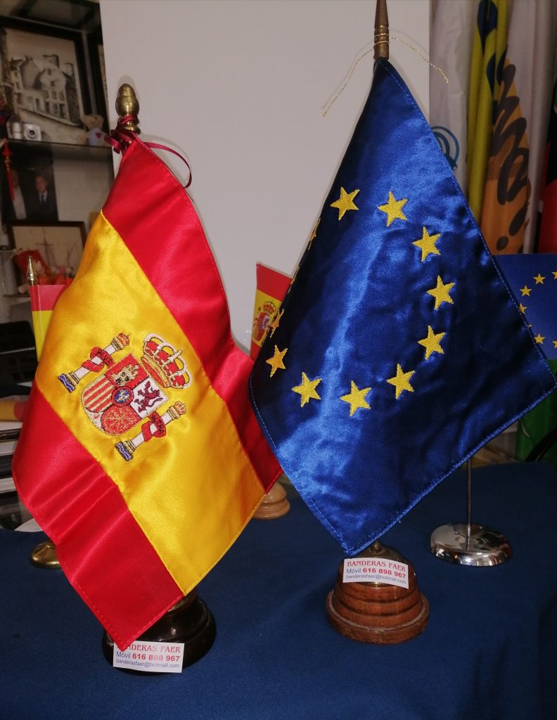 PEANAS DE SOBREMESA CON BANDERAS BORDADAS