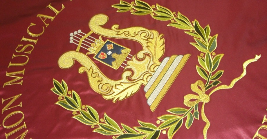 bandera bordada en raso con motivos musicales