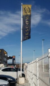 bandera verticas en mastil de fibra de vidrio