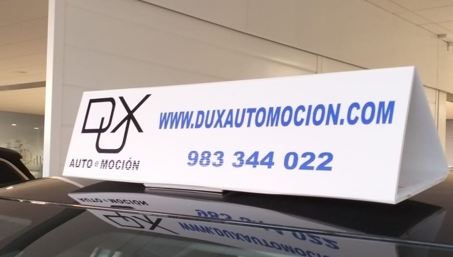 carteles con iman personalizados expuesto en un vehiculo