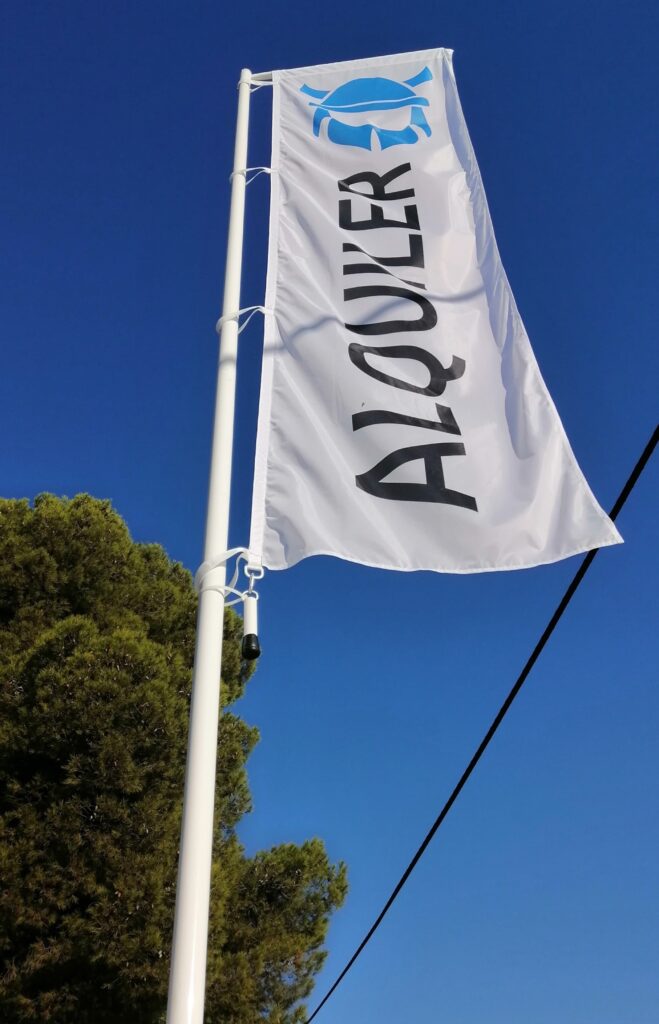 bandera vertical con el texto alquiler