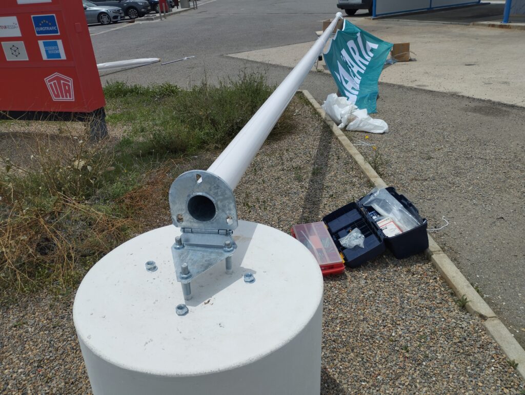 montaje de mastil de fibra con peana 