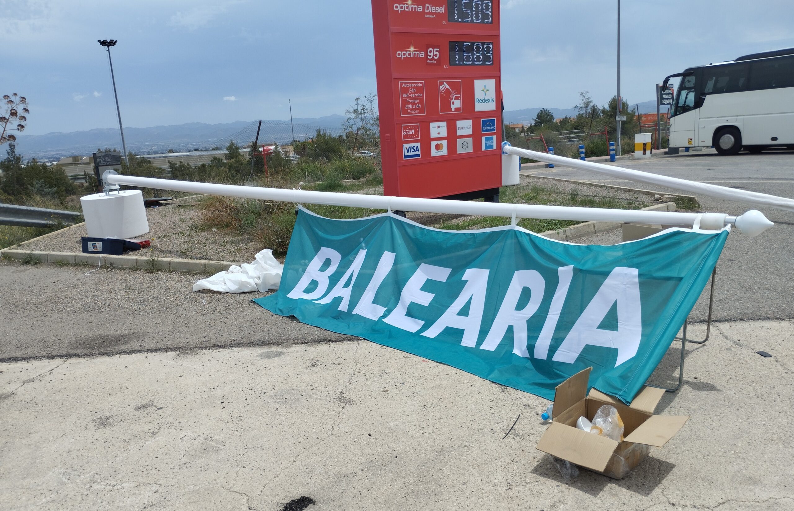 montaje de mastil de fibra con peana de cemento