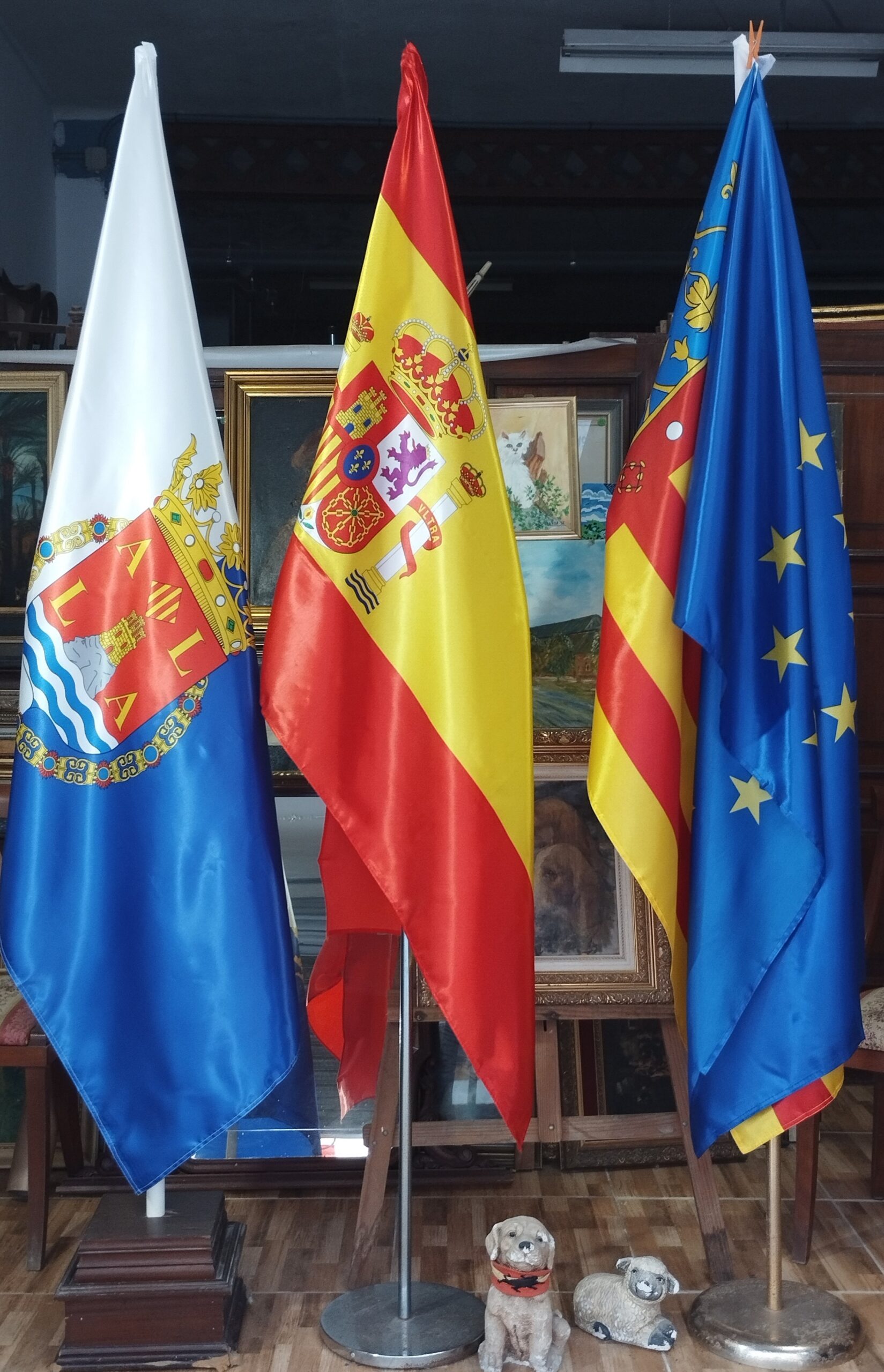 MASTILES PARA DESPACHO CON BANDERAS BORDADAS EN TELA DE RASO