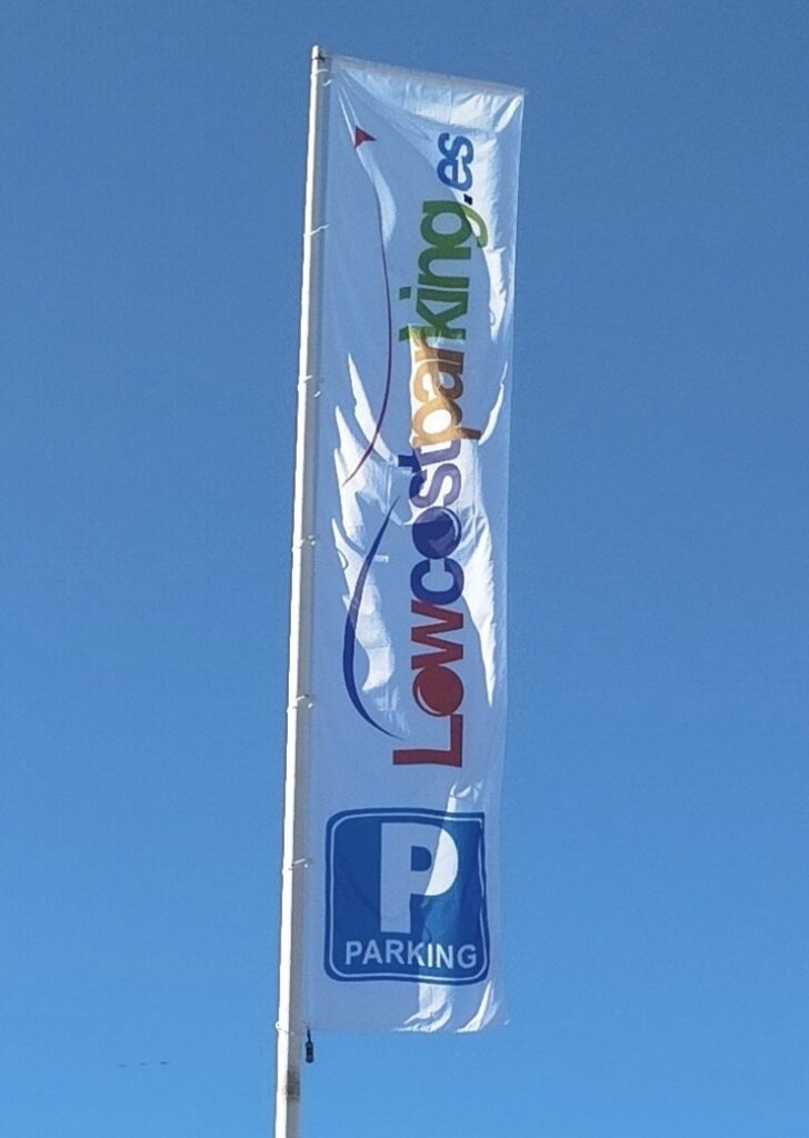 bandera vertical personalizada puesta en mastil