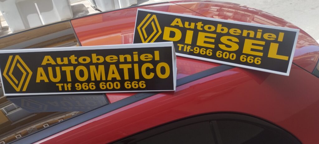 carteles con iman personalizados sobre coche