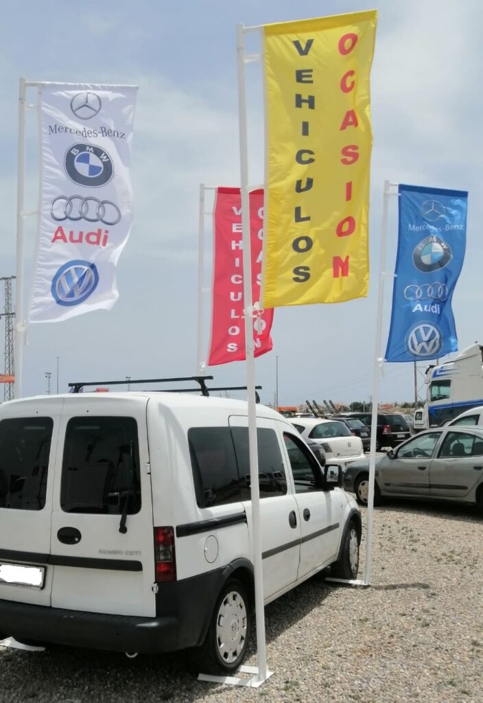 imagen de mastiles pisa coche con banderas rectangulares en opel combo