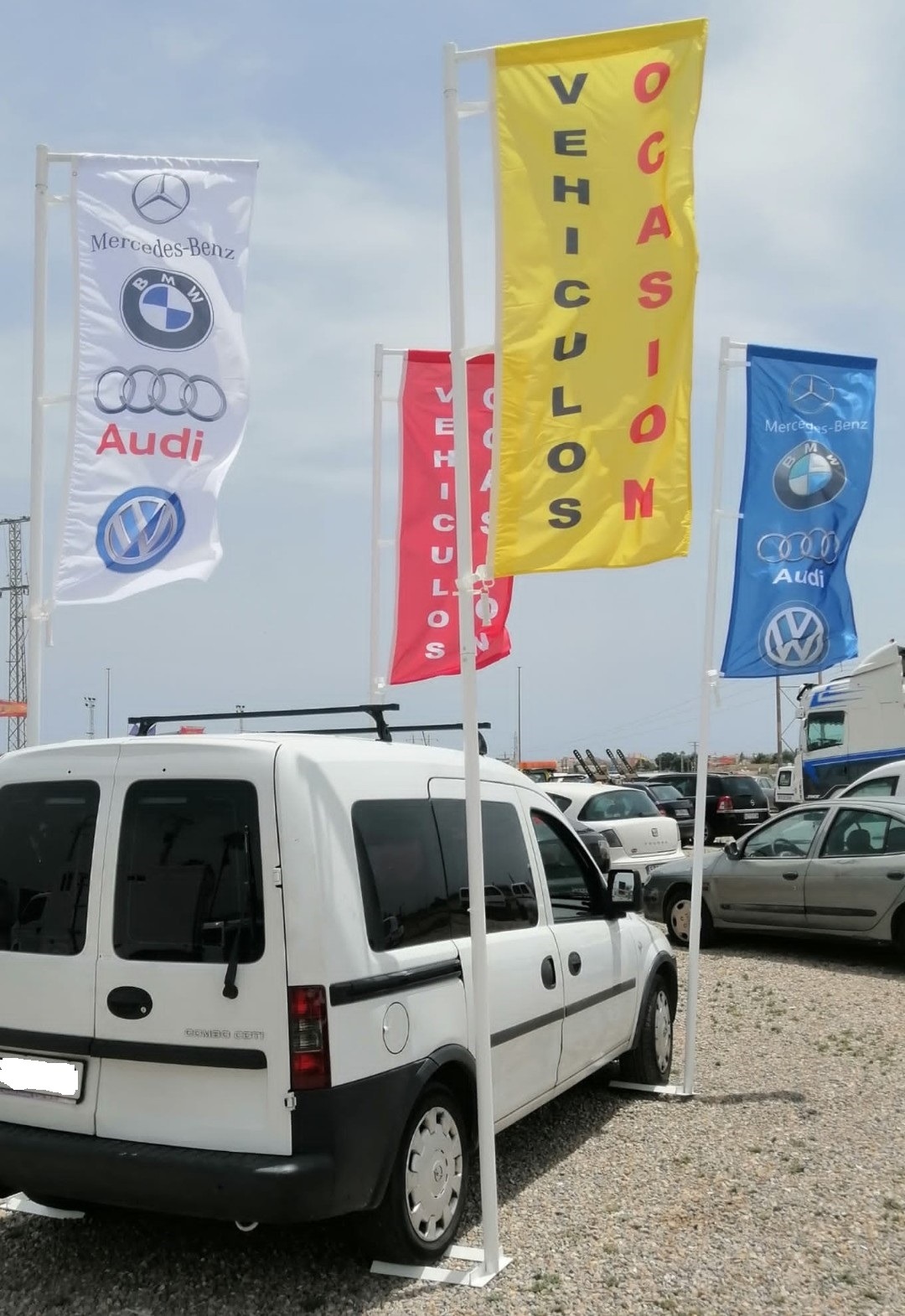 imagen de mastiles pisa coche con banderas rectangulares en opel combo