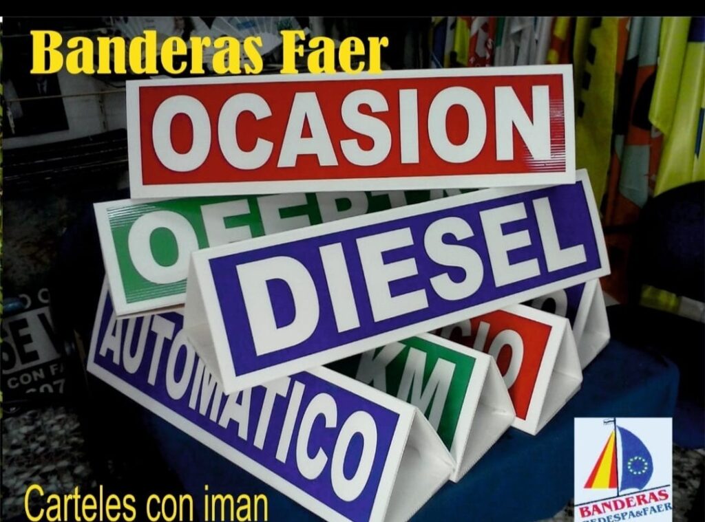 imagen de carteles publicitarios acumulados
