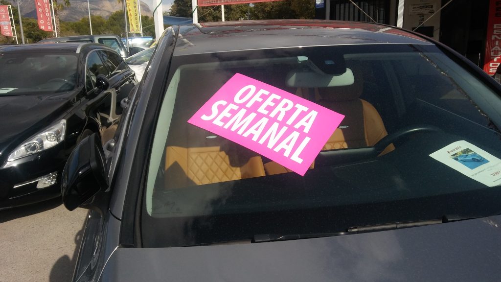 VINILO ELECTROESTATICO EXPUESTO EN CRISTAL DE UN COCHE