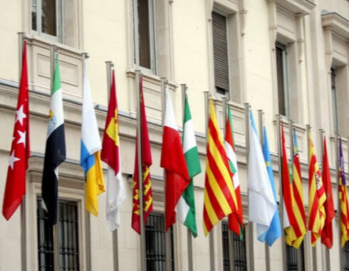 EDIFICIO GUBERNAMENTAL CON BANDERAS REGIONALES ESPAÑOLAS