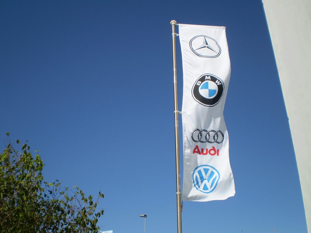 bandera vertical personalizada con motivos de vehiculos