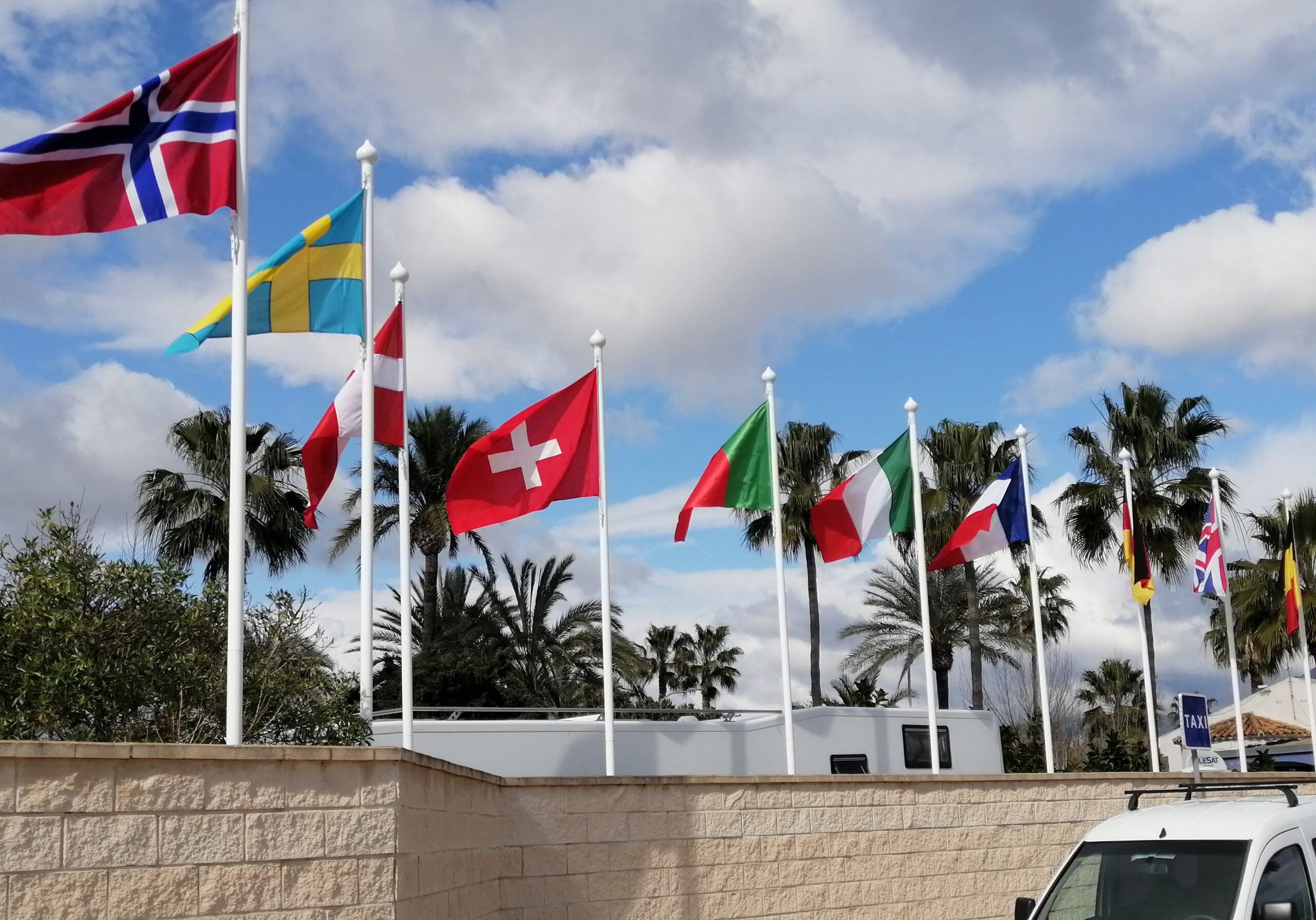 banderas internacionales expuestas en un negocio