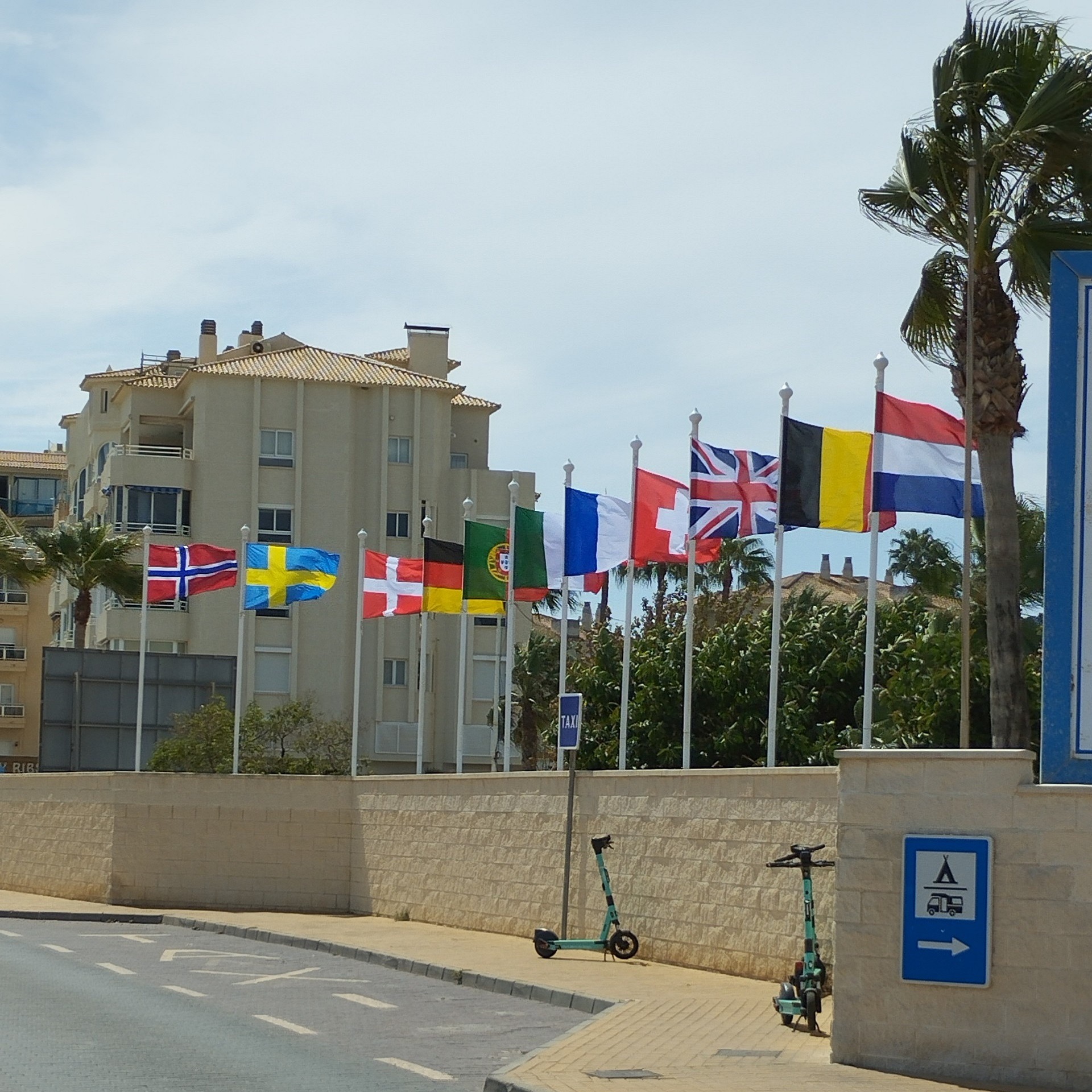 banderas con mástiles de de fibra en fachada