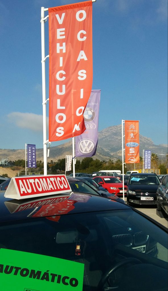 imagen de mastiles de aluminio en exposicion con bandera vertical  de 300 x 100