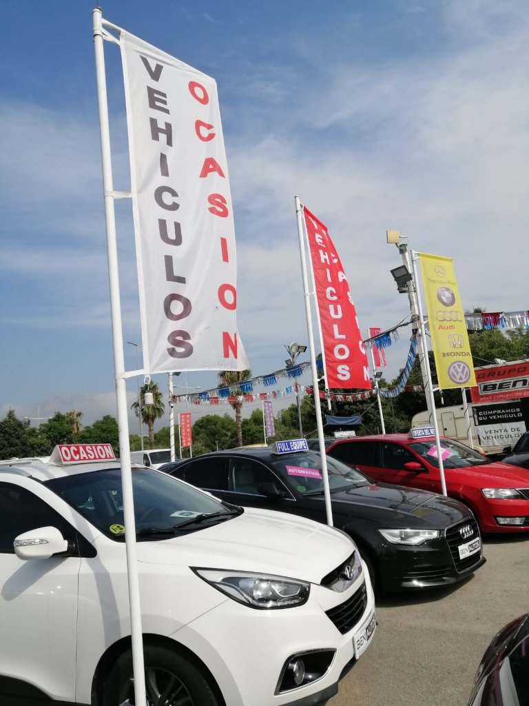 mastiles pisacoches con banderas verticales rectangulares