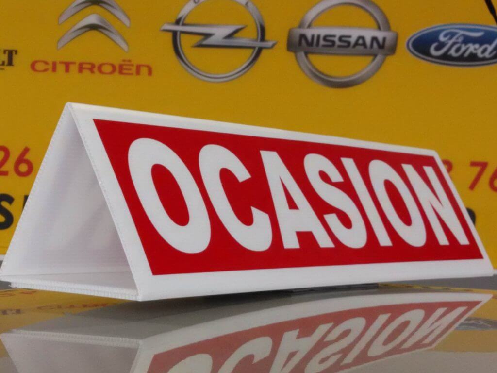 carteles publicitarios acumulados