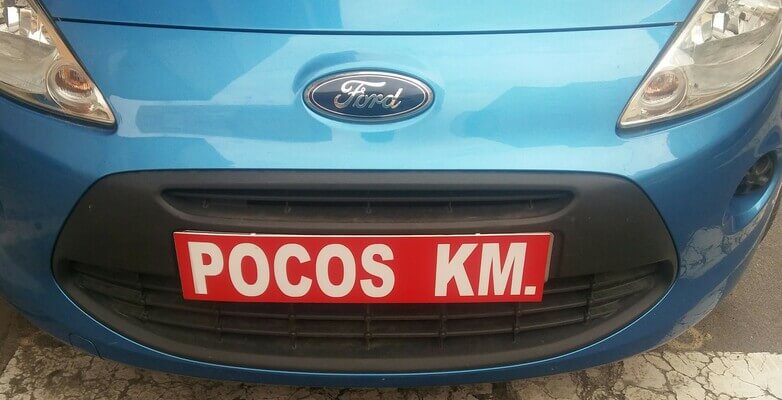 TAPAMATRICULAS PERSONALIZADO EXPUESTO EN UN COCHE