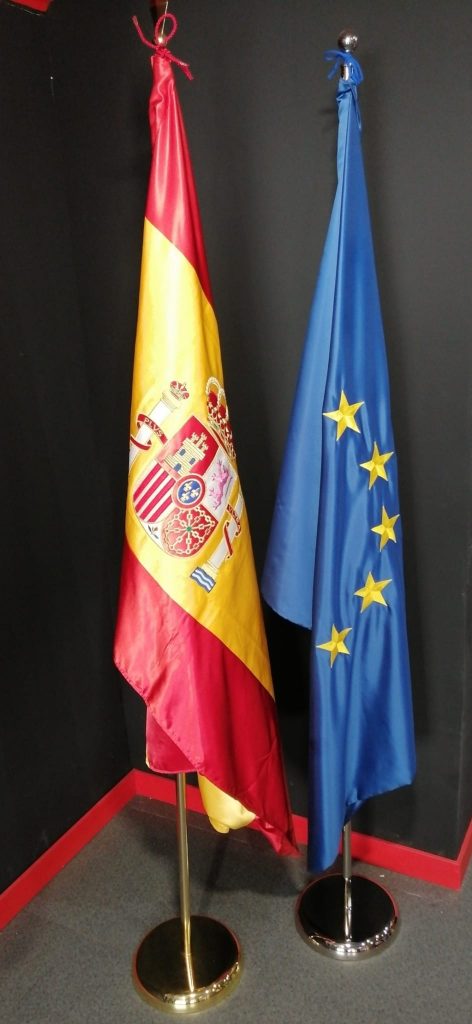 MASTILES PARA DESPACHO CON BANDERAS BORDADAS EN TELA DE RASO