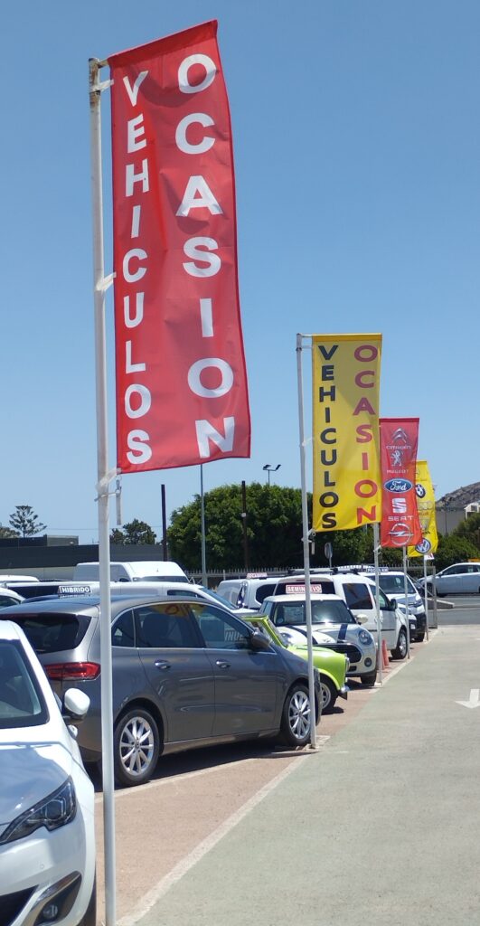 imagen de mastiles  en exposicion con bandera vertical de 300 x 100