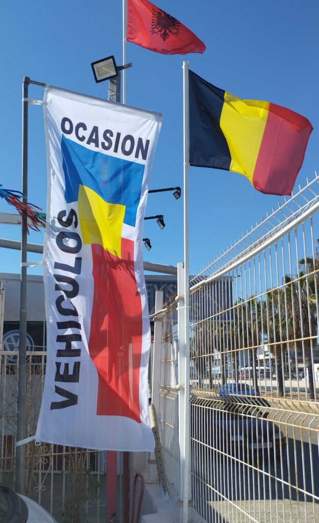 imagen de mastiles de aluminio en exposicion con bandera vertical de 300 x 100